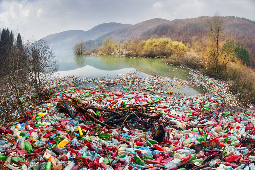 Afvalplastics in de Karpaten: dit soort afval zal nooit verrotten